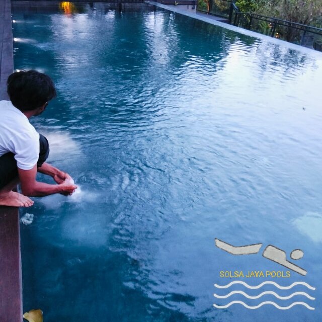 kolam-renang-jernih